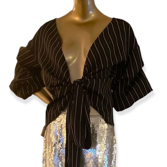 *NWOT stunning Black wrap top w/ fancy balloon sleeves. Perfect LBT versa… - Picture 2 of 9